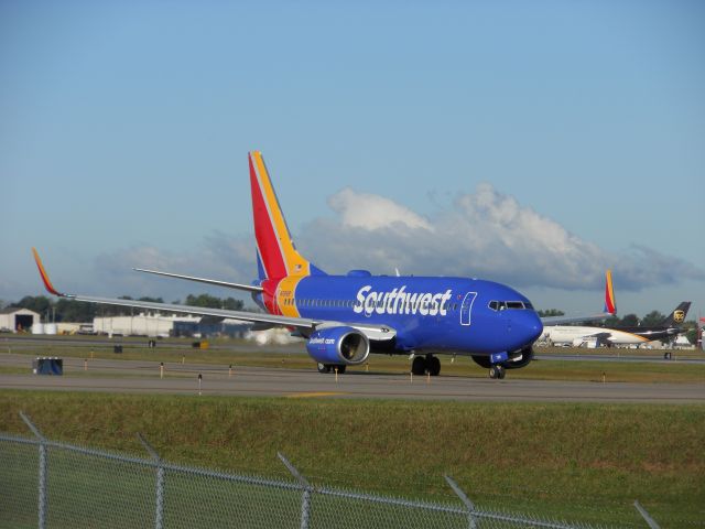 Boeing 737-800 (N7816B)