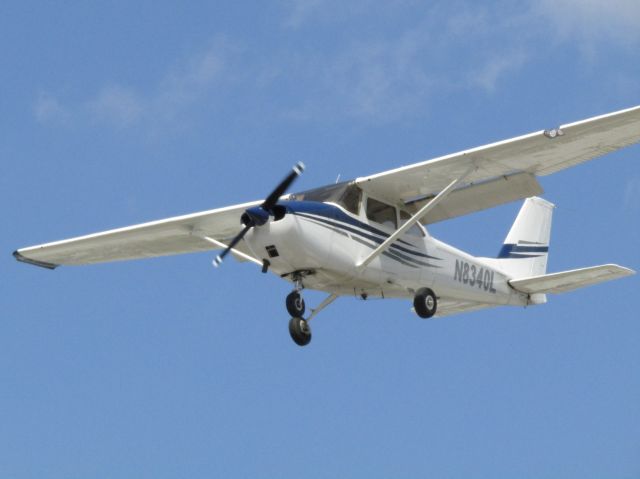 Cessna Skyhawk (N8340L) - Landing RWY 24