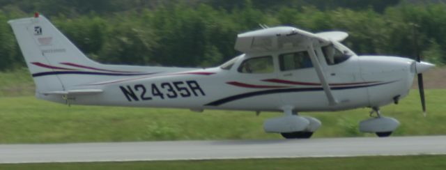 Cessna Skyhawk (N2435R) - N2435R landing at Ft. Worth Spinks on 8-1-2007.