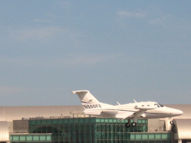 Eclipse 500 (N500FB) - Landing on RWY 19R
