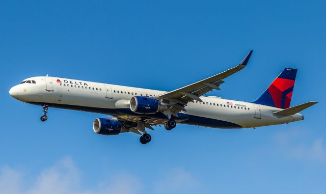 Airbus A321 (N324DX)