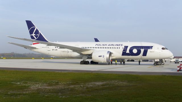 Boeing 787-8 (SP-LRC)