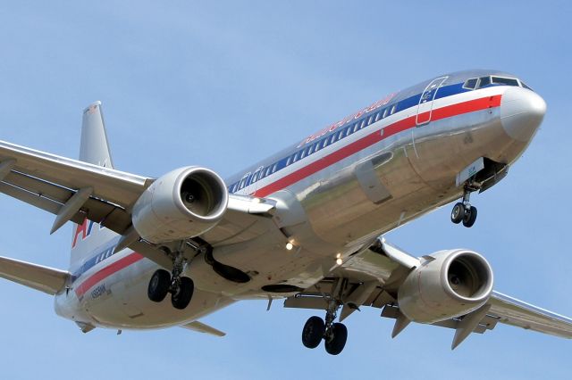 Boeing 737-800 (N865NN) - 12R approach.