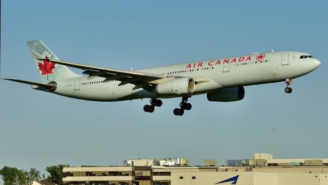 Airbus A330-300 (C-GHKX)