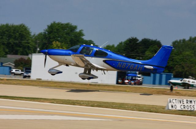 Cirrus SR-22 (N876AH) - This Cirrus SR22T landed on RW27 for EAA AirVenture 2023br / 