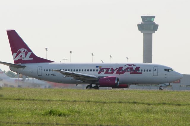 Boeing 737-700 (LY-AQX)