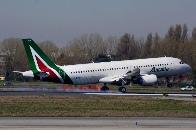 Airbus A320 (I-WEBB)