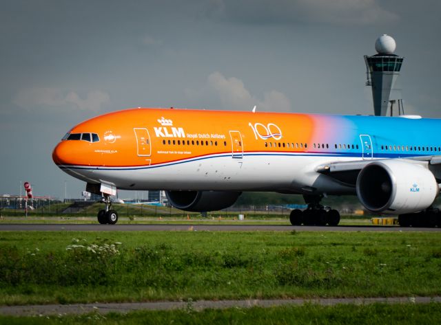 BOEING 777-300ER (PH-BVA) - PH-BVA departing for Atlanta from RWY 36L of Schiphol