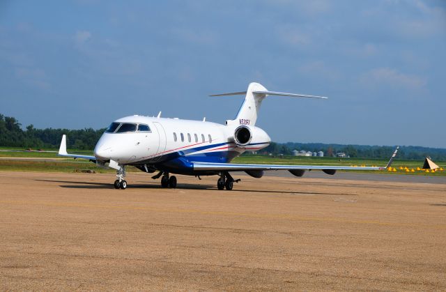 Bombardier Challenger 300 (N530FX) - Briggs & Stratton lease jet.