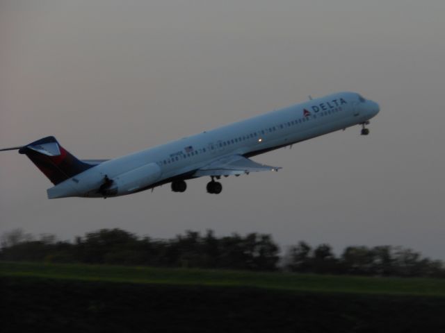 McDonnell Douglas MD-88 (N914DE)