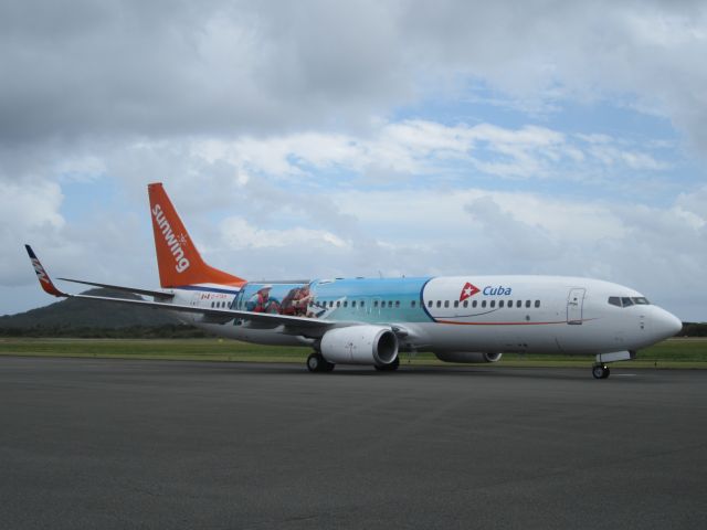 Boeing 737-800 (C-FTAH)