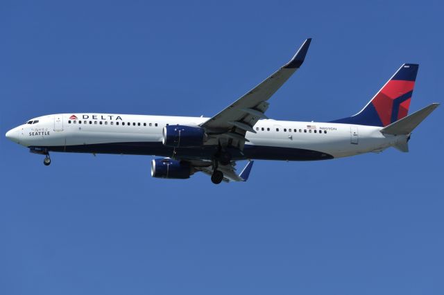 Boeing 737-900 (N809DN) - "The Spirit of Seattle"