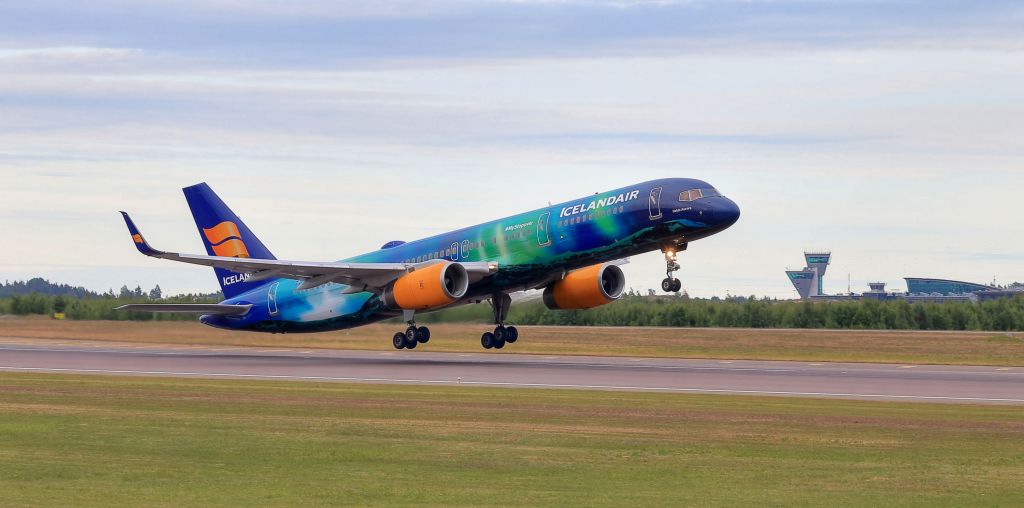 Boeing 757-200 (TF-FIU) - Icelandair (Aurora Borealis Livery)