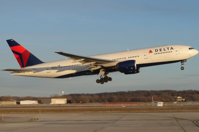 Boeing 777-200 (N862DA) - Departing back to ATL after dropping off Wisconsin Badger fans from the Rose Bowl.