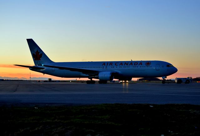 BOEING 767-300 (C-GHLA)