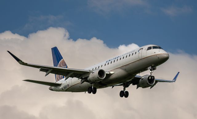 Embraer 175 (N164SY) - United Express E-175 short final runway 22 at KLEX.