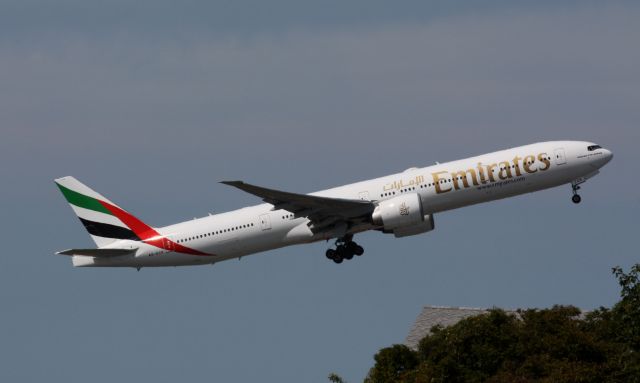 BOEING 777-300ER (A6-ECH)