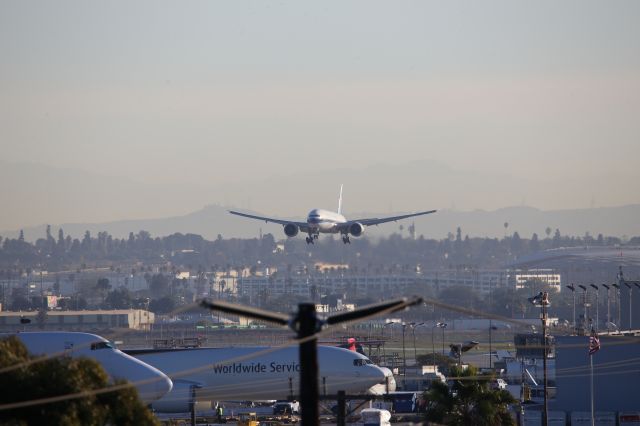 BOEING 777-200LR (B-2072)