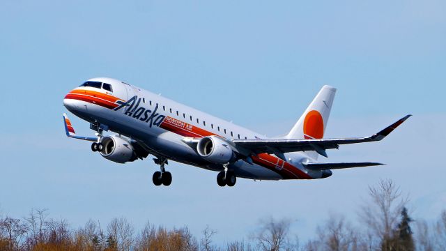 Embraer 175 (N652MK) - AS2271 / QXE2271 departs Rwy 16R for a regular flight from PAE to SFO on 3.5.23.. (N652MK / E175LR / msn 17000929).