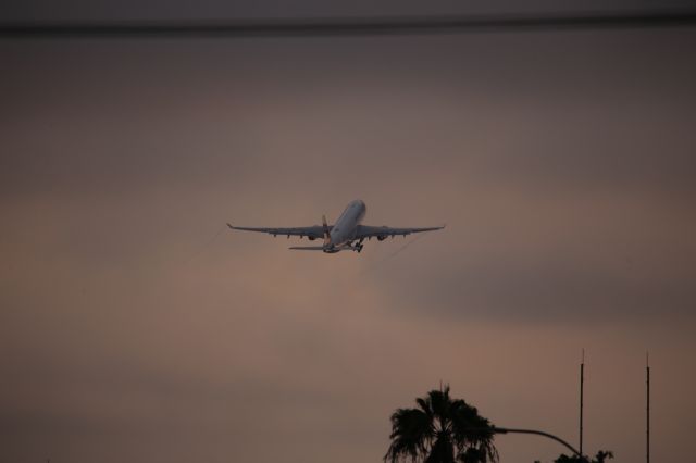 Airbus A330-200 (B-6546)