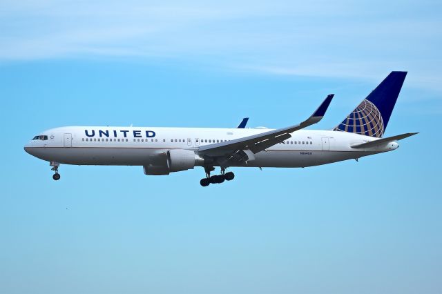 BOEING 767-300 (N664UA)