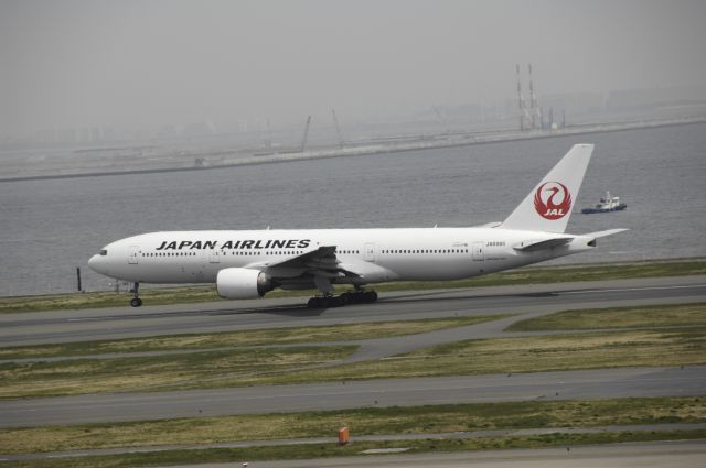 Boeing 777-200 (JA8985) - Departure at Haneda Intl Airport Rwy34R on 2012/04/10