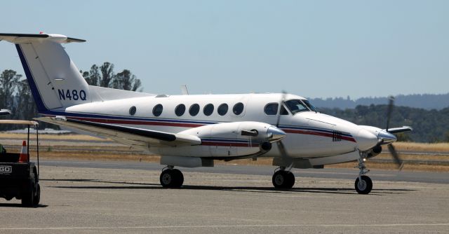 Beechcraft Super King Air 200 (N48Q) - Taxiing, Parking    06-22-2015