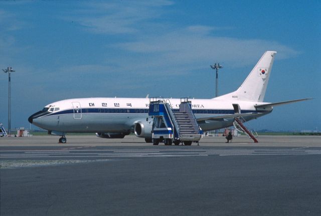 BOEING 737-300 (N85101) - Parked at Tokyo-Haneda Intl Airport on 1999/09/01