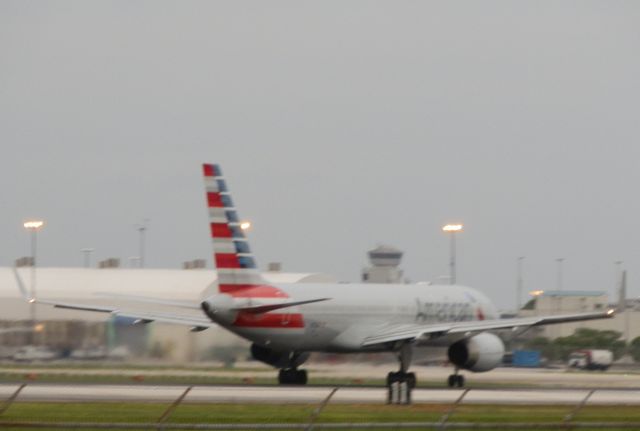 Boeing 757-200 (N176AA) - Takeoff roll!