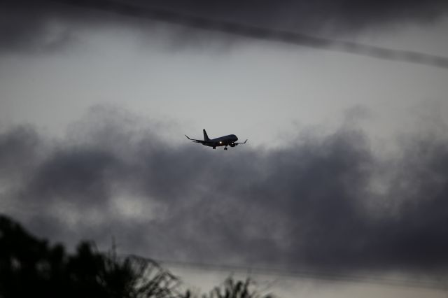 EMBRAER 175 (long wing) (N128SY)