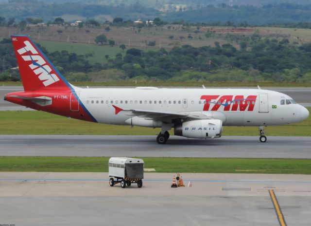 Airbus A319 (PT-TML)