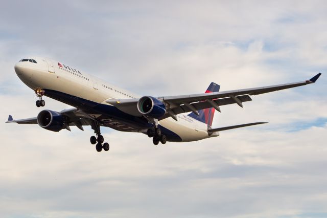 Airbus A330-300 (N818NW)