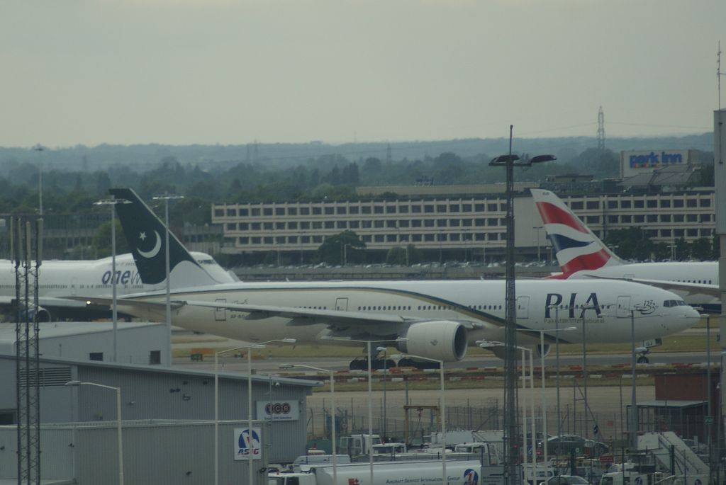 Boeing 777-200 (AP-BGJ) - PIA B777-240ER cn33775