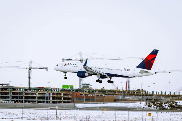 Boeing 757-200 (N696DL)