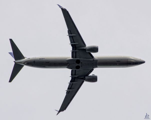 Boeing 737-900 — - Underneath Newarks 22L approach path.  