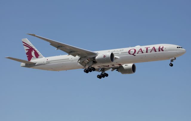 BOEING 777-300ER (A7-BEV) - Short Final to Rwy 16R