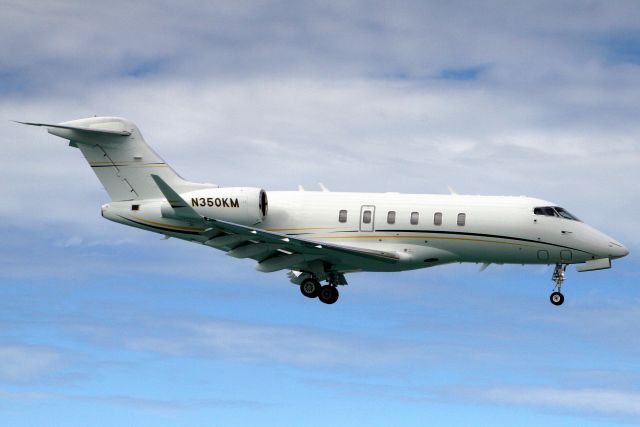 Canadair Challenger 350 (N350KM) - On short finals for rwy 10 on 16-Nov-19 arriving from KPDK.