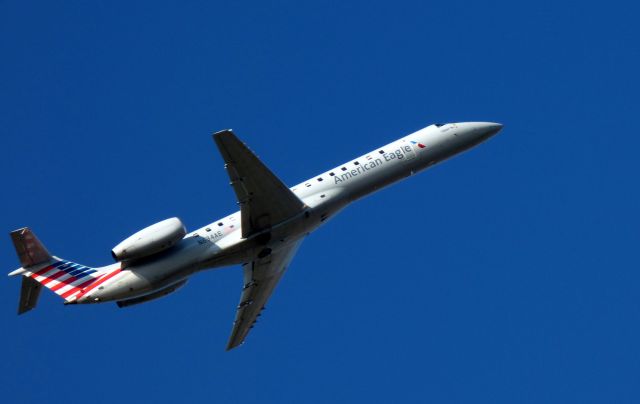 Embraer ERJ-145 (N634AE) - Shortly after departure is this 1999 American Airlines Eagle Embraer 145LR in the Autumn of 2016.