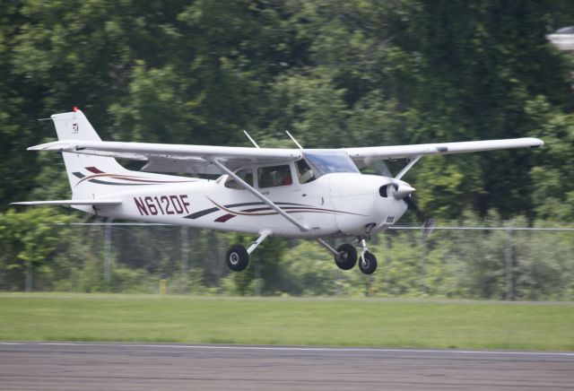 Cessna Skyhawk (N612DF) - Training fleet at Arrow Aviation (203) 744-5010. G1000 equipped. Landing runway 08. 17 June 2015.