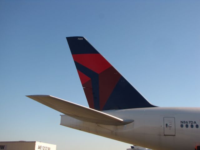 Boeing 777-200 (N867DA)