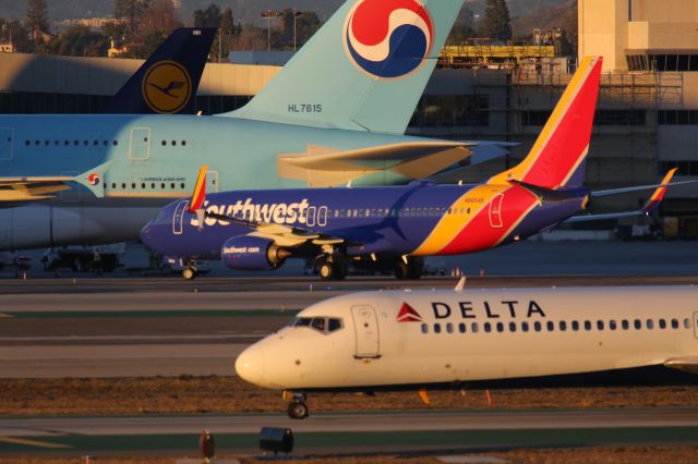 Boeing 737-800 (N8654B)