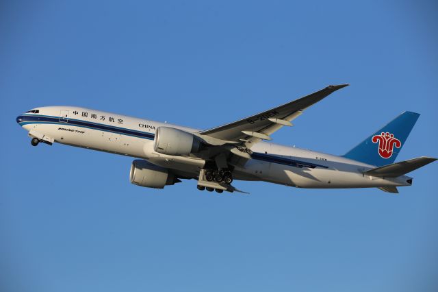 BOEING 777-200LR (B-20EM)