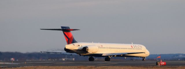 McDonnell Douglas MD-88 (N918DH)