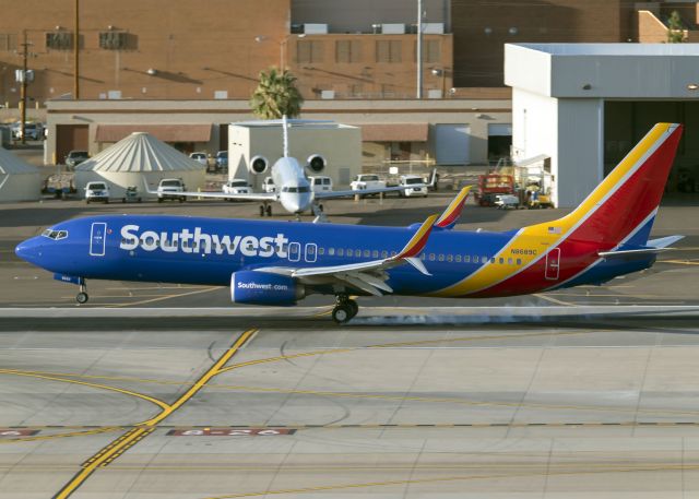 Boeing 737-800 (N8689C)