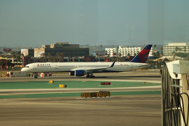 BOEING 757-300 (N586NW) - 8/28/18 Delta B753 turning on to Rwy 24L