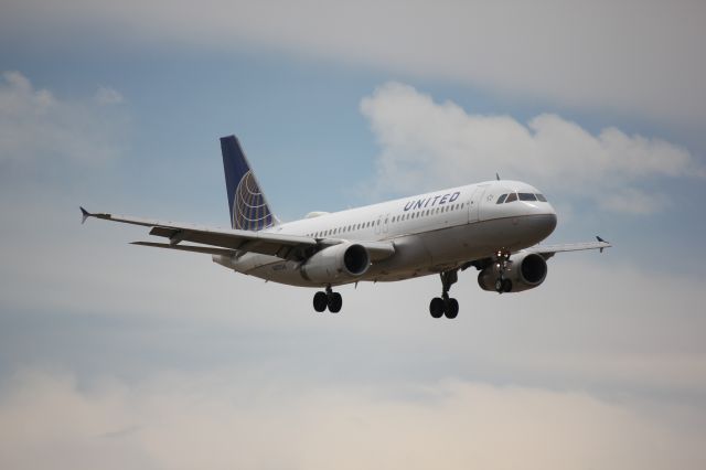 Airbus A320 (N427UA) - Landing 35L