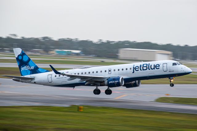 Embraer ERJ-190 (N187JB) - Leaving back to Boston after bringing The Boston College Eagles in for a tournament