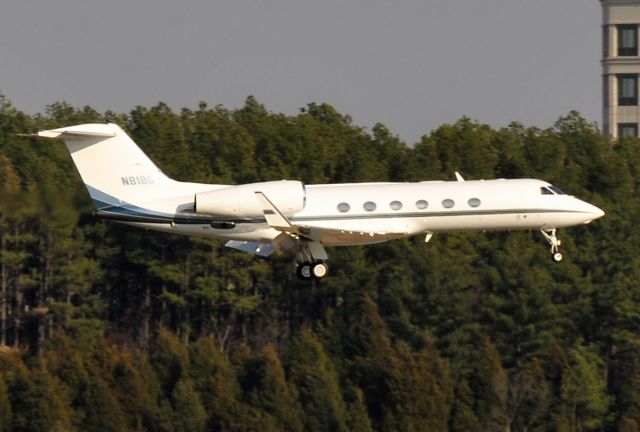 Gulfstream Aerospace Gulfstream IV (N818G) - Arriving KIAD on 3/6/2009.  General Dynamics Corp.