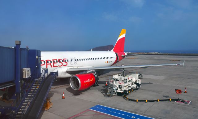 Airbus A320 (EC-ILR) - Iberia Express Airbus A320-214 EC-ILR in Tenerife Sur