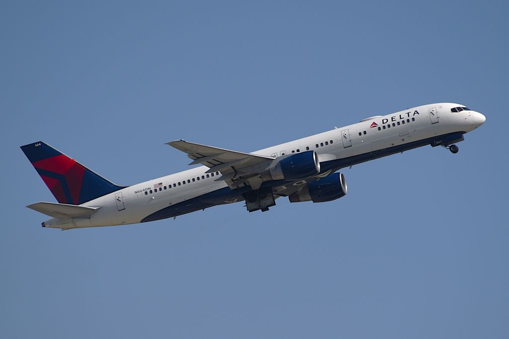 Boeing 757-200 (N664DN) - 23L 04-12-25